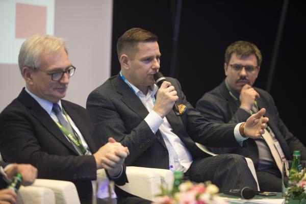 Od lewej: Marek Olszewski, Przewodniczący Związku Gmin Wiejskich RP, Bohdan Pawłowicz, Dyrektor Marketingu NASK, operatora OSE oraz Waldemar Zbytek, Wiceprezes Zarządu Warszawskiego Instytutu Bankowości oraz Centrum Prawa Bankowego i Informacji