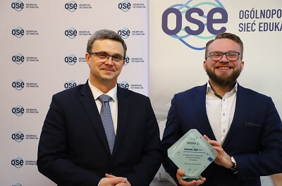 Na zdjęciu Bartłomiej Klinger i Krzysztof Chwedorczuk ze statuetką Infoblox dla NASK - OSE