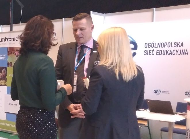 Bohdan Pawłowicz, dyrektor marketingu NASK, przedstawia założenia programu Ogólnopolskiej Sieci Edukacyjnej na Samorządowym Forum Kapitału i Finansów