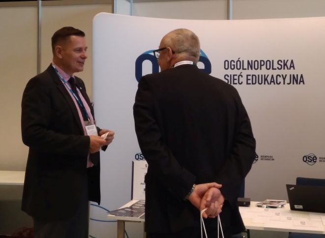 Spotkanie przy stoisku Ogólnopolskiej Sieci Edukacyjnej podczas Forum w Katowicach