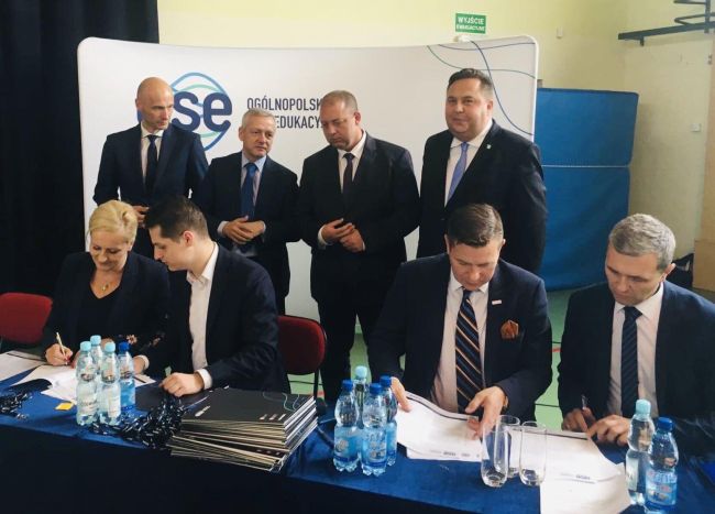 Podpisywanie umów z NASK, operatorem Ogólnopolskiej Sieci Edukacyjnej. W spotkaniu w szkole w Stradunach uczestniczył Marek Zagórski, Minister cyfryzacji (stoi – drugi od lewej)