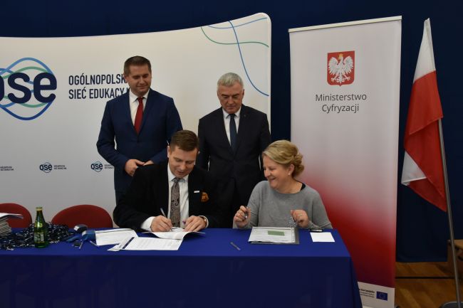 Podpisanie umowy na dostarczenie internetu OSE